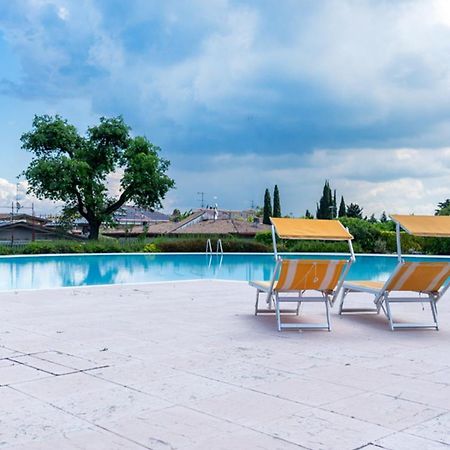 Oleandro Apartment - Featuring A Private Garden And Access To 5 Pools Desenzano del Garda Exterior photo