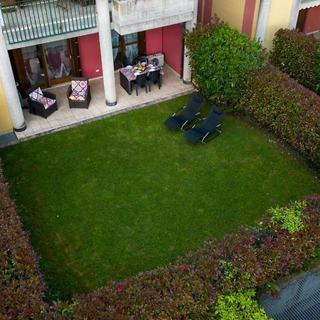 Oleandro Apartment - Featuring A Private Garden And Access To 5 Pools Desenzano del Garda Exterior photo