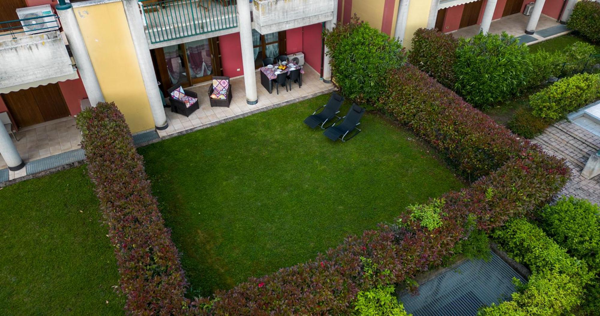 Oleandro Apartment - Featuring A Private Garden And Access To 5 Pools Desenzano del Garda Exterior photo