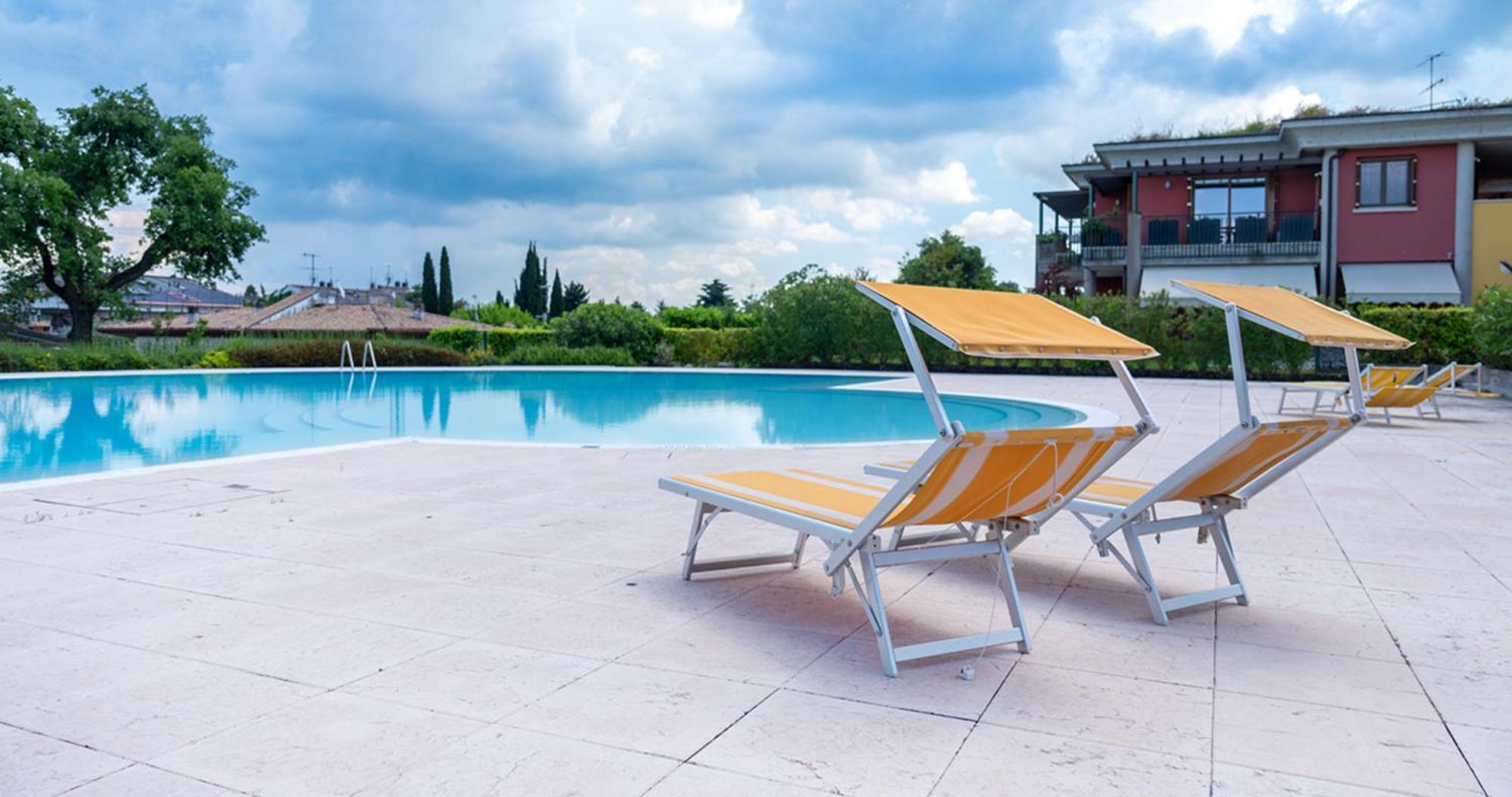 Oleandro Apartment - Featuring A Private Garden And Access To 5 Pools Desenzano del Garda Exterior photo