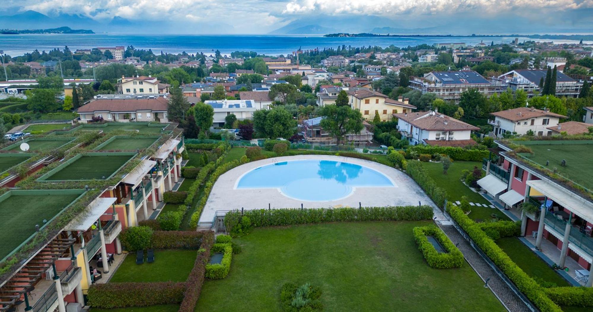 Oleandro Apartment - Featuring A Private Garden And Access To 5 Pools Desenzano del Garda Exterior photo