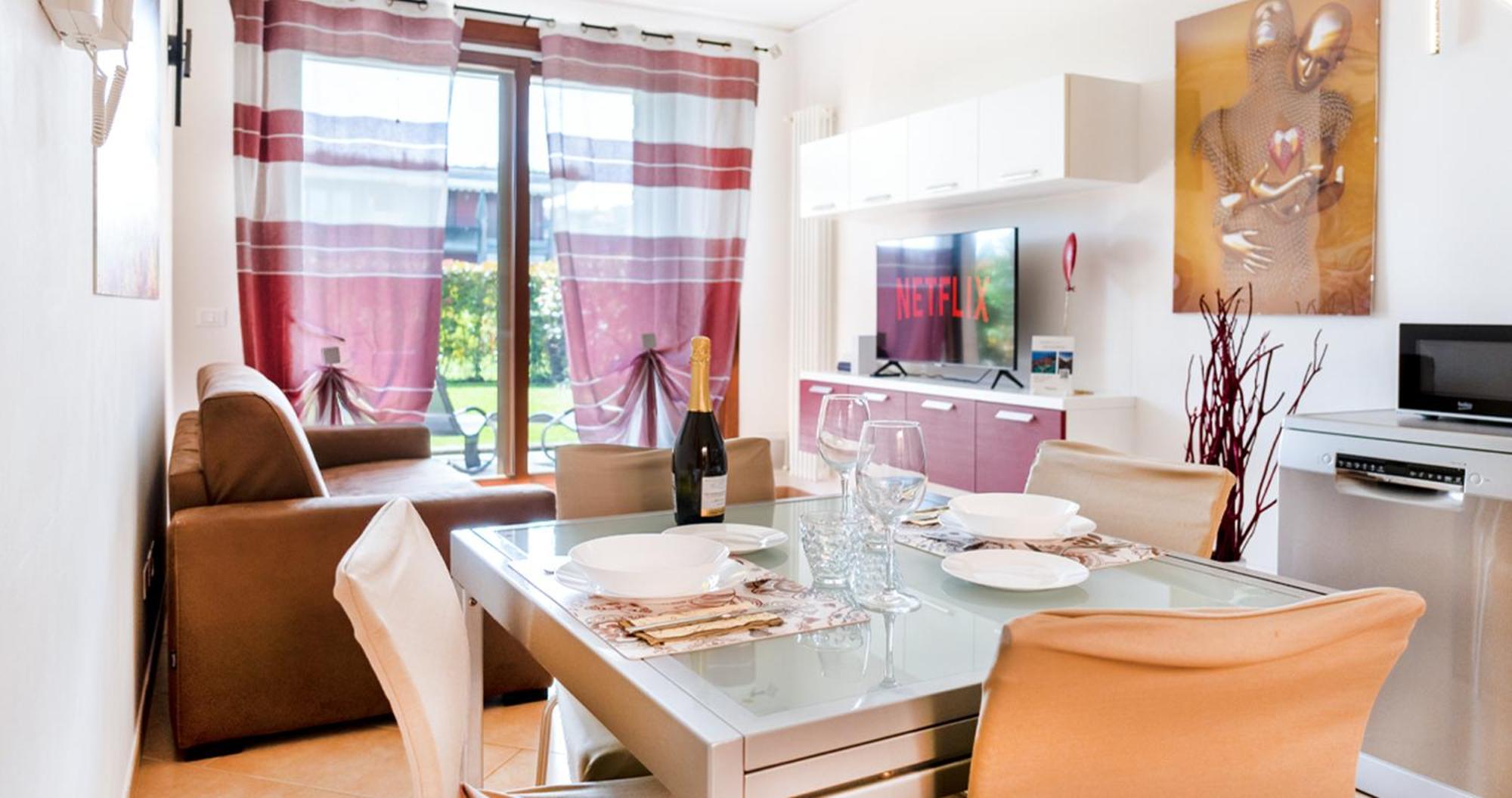 Oleandro Apartment - Featuring A Private Garden And Access To 5 Pools Desenzano del Garda Exterior photo