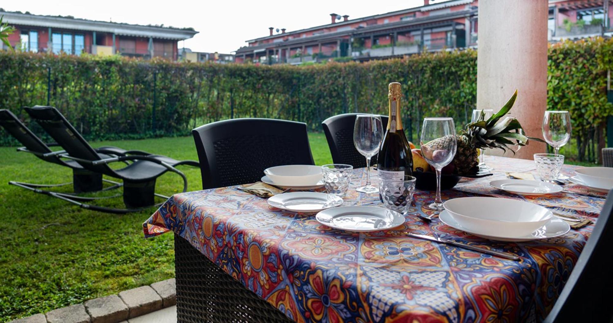 Oleandro Apartment - Featuring A Private Garden And Access To 5 Pools Desenzano del Garda Exterior photo