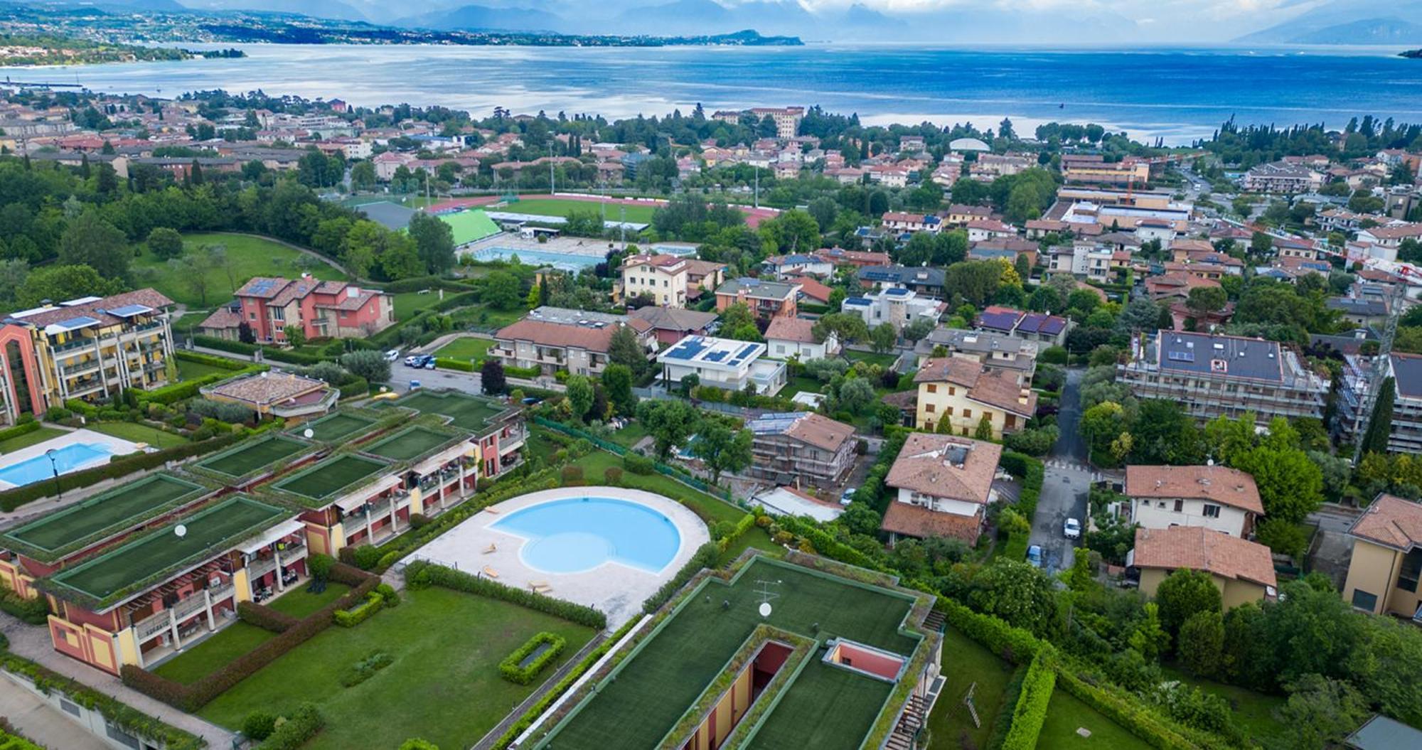 Oleandro Apartment - Featuring A Private Garden And Access To 5 Pools Desenzano del Garda Exterior photo