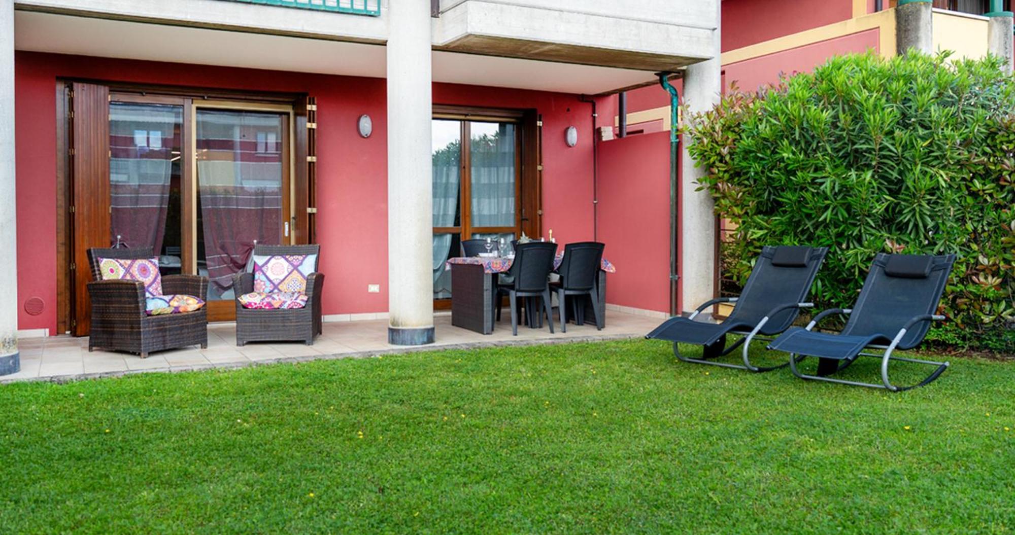 Oleandro Apartment - Featuring A Private Garden And Access To 5 Pools Desenzano del Garda Exterior photo